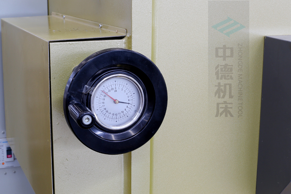 ZDG-632刀片間隙調(diào)節(jié)裝置，設(shè)置在機(jī)架前面，并有刻度顯示，調(diào)節(jié)方便.jpg