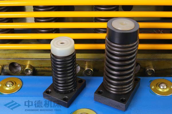 ZDS-2032采用高品質(zhì)壓料油缸，不滲油不會(huì)在板材表面留有油污.jpg